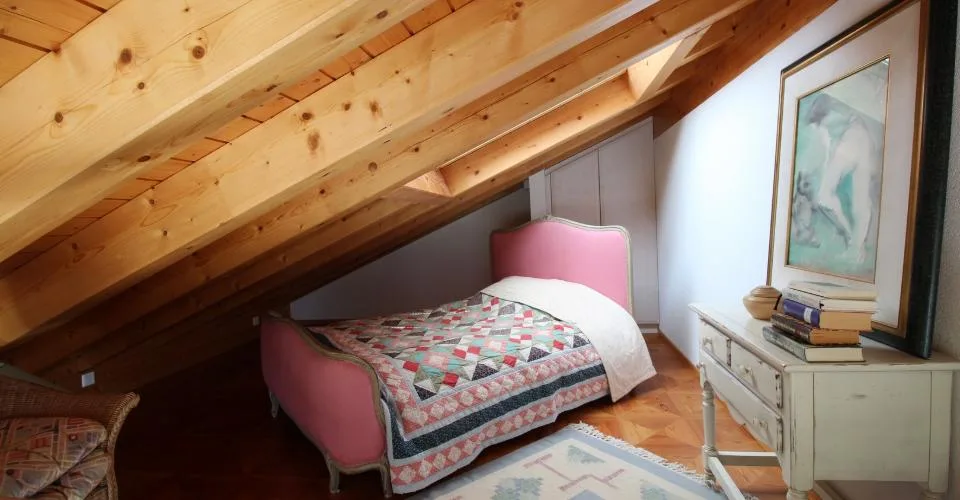 3.5-11, Appartement mansardé de 3.5 pièces de style campagnard avec galerie et belle vue