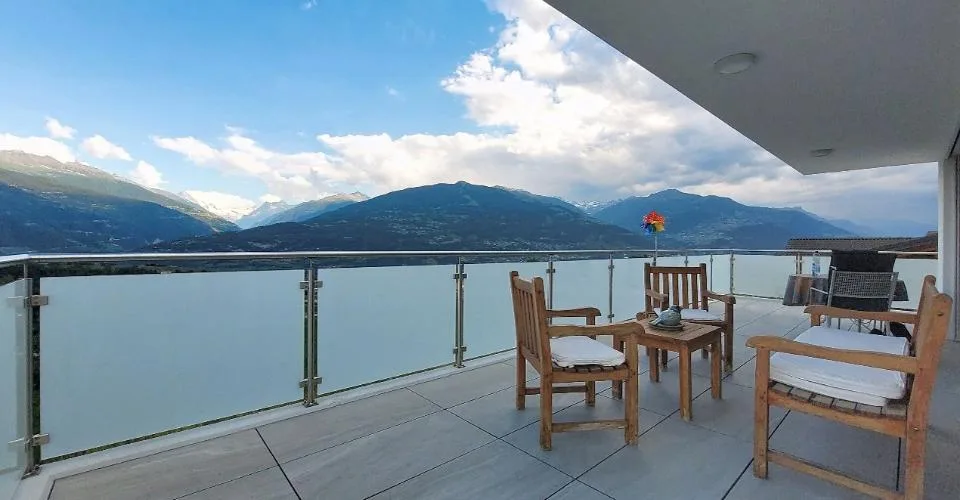 Savièse, attique contemporain de 3.5 pièces de 81 m2 avec terrasse panoramique de 36 m2