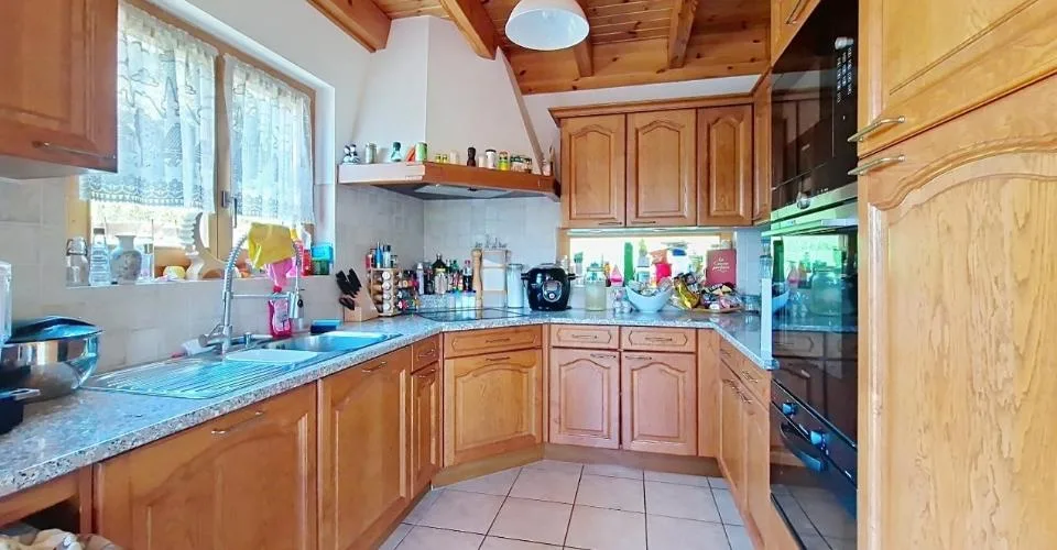 Arbaz, chalet de 5.5 pièces de 175 m2 avec garage et places de parc