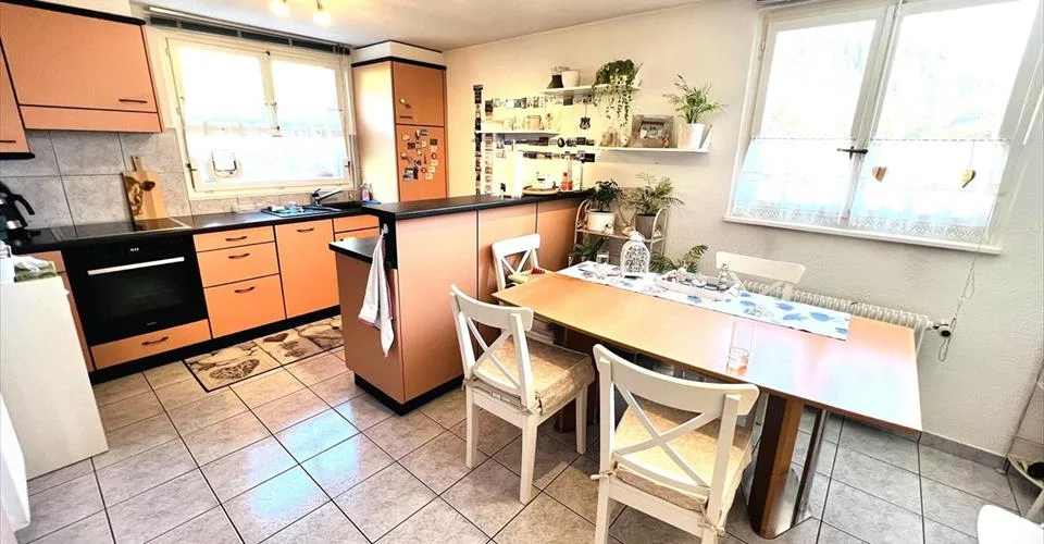 Offre unique! Spacieuse maison à rénover - 2 Appartements triplex de 6.5 pièces - Vue extraordinaire - Lieu calme