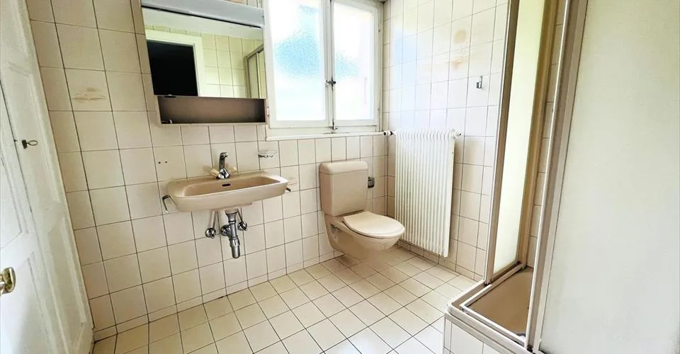 Offre unique! Spacieuse maison à rénover - 2 Appartements triplex de 6.5 pièces - Vue extraordinaire - Lieu calme