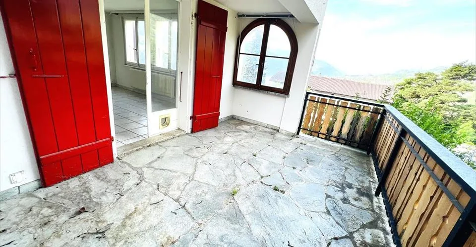 Offre unique! Spacieuse maison à rénover - 2 Appartements triplex de 6.5 pièces - Vue extraordinaire - Lieu calme