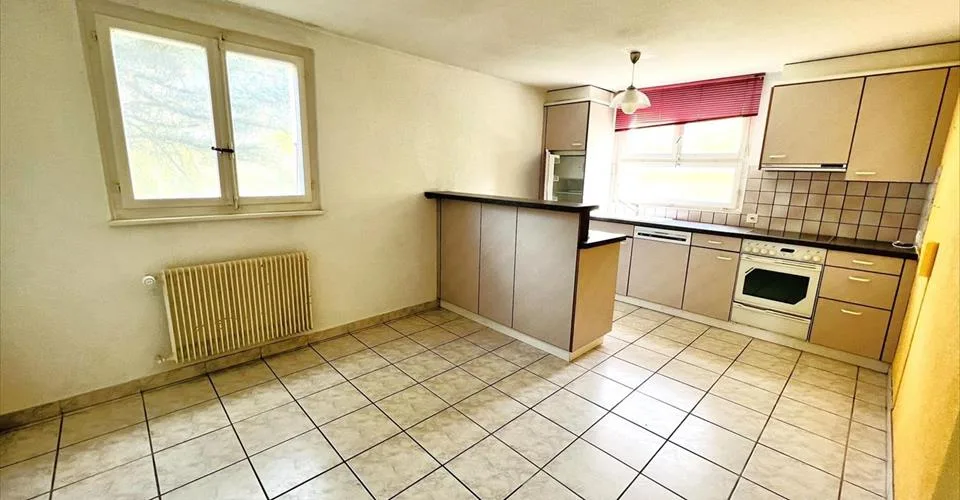 Offre unique! Spacieuse maison à rénover - 2 Appartements triplex de 6.5 pièces - Vue extraordinaire - Lieu calme
