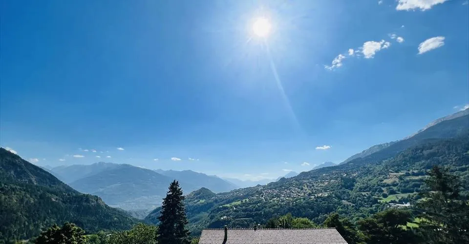 Offre unique! Spacieuse maison à rénover - 2 Appartements triplex de 6.5 pièces - Vue extraordinaire - Lieu calme