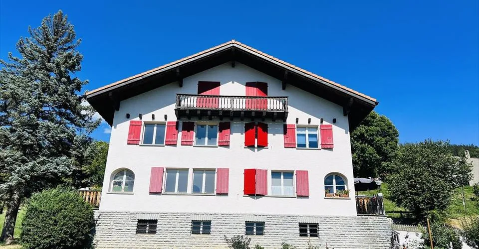 Offre unique! Spacieuse maison à rénover - 2 Appartements triplex de 6.5 pièces - Vue extraordinaire - Lieu calme
