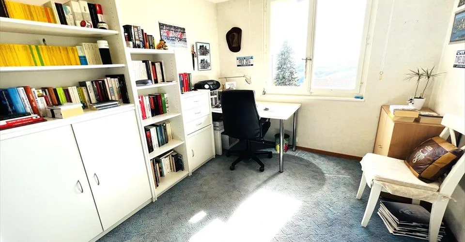 Offre unique! Spacieuse maison à rénover - 2 Appartements triplex de 6.5 pièces - Vue extraordinaire - Lieu calme