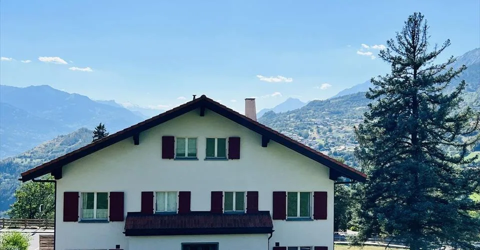 Offre unique! Spacieuse maison à rénover - 2 Appartements triplex de 6.5 pièces - Vue extraordinaire - Lieu calme