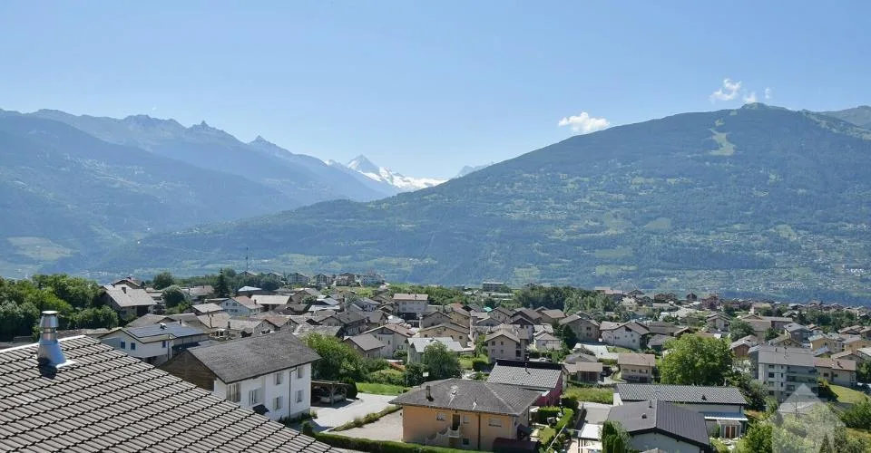 Immeuble de 3 ou 4 appartements avec une grange et un garage inclus !