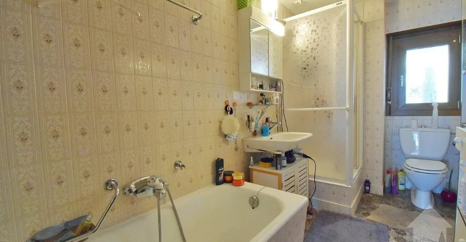 Immeuble de 3 ou 4 appartements avec une grange et un garage inclus !