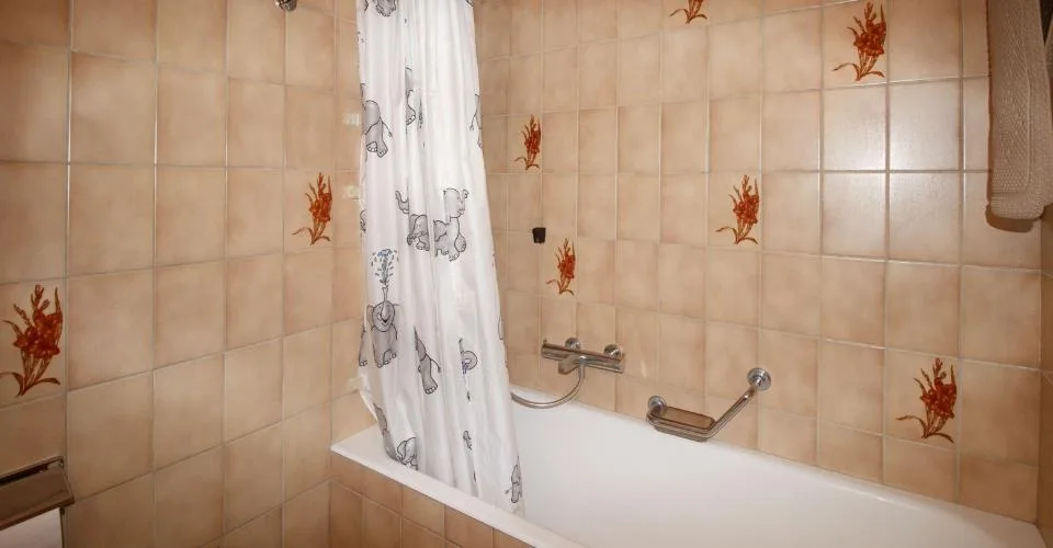 Appartementhaus 2.5-10 très bel appartement de 2.5 pièces avec balcon sud et ouest