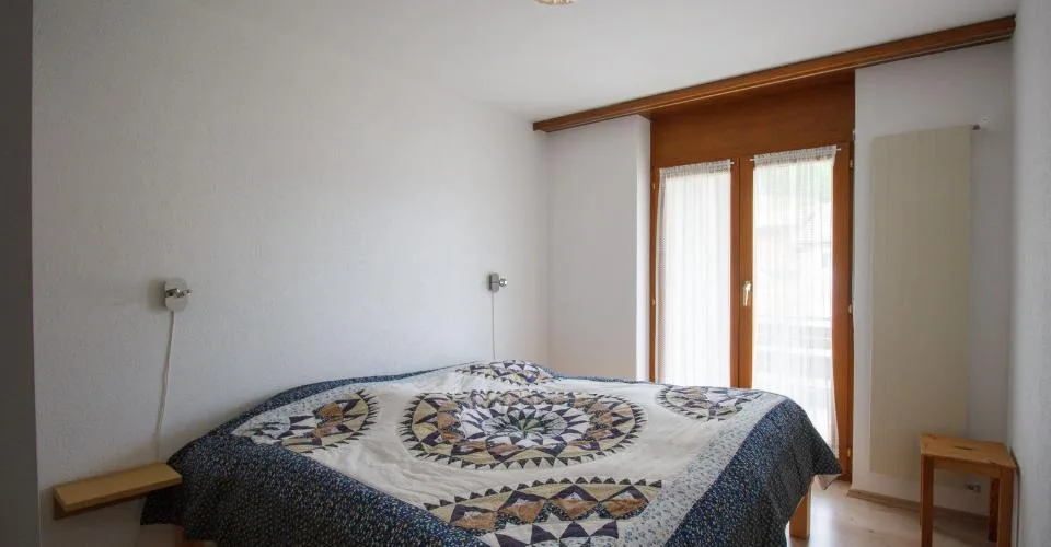 Appartementhaus 2.5-10 très bel appartement de 2.5 pièces avec balcon sud et ouest