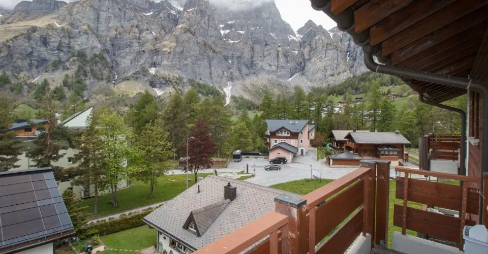 Appartementhaus 2.5-10 très bel appartement de 2.5 pièces avec balcon sud et ouest