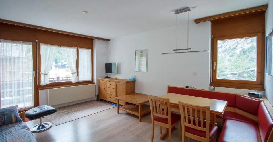 Appartementhaus 2.5-10 très bel appartement de 2.5 pièces avec balcon sud et ouest