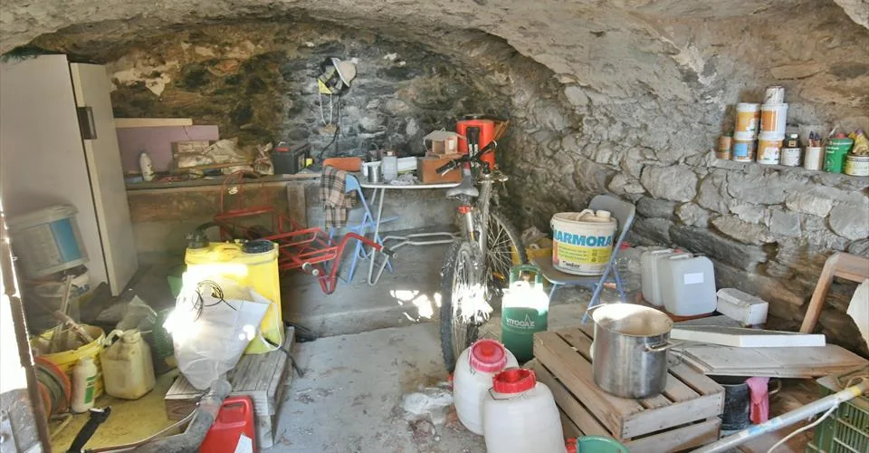A saisir à Chamoson/VS, propriété composée de 3.5 parcelles, 1 maison et 1 grange