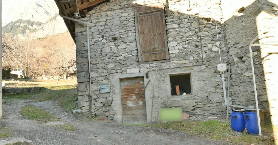 A saisir à Chamoson/VS, propriété composée de 3.5 parcelles, 1 maison et 1 grange