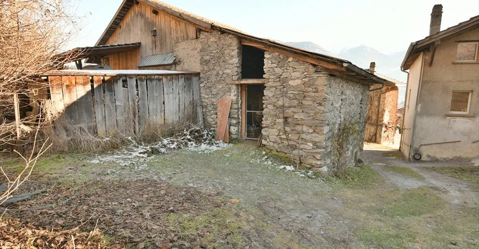 A saisir à Chamoson/VS, propriété composée de 3.5 parcelles, 1 maison et 1 grange