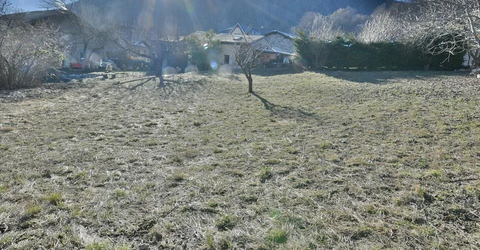 A saisir à Chamoson/VS, propriété composée de 3.5 parcelles, 1 maison et 1 grange