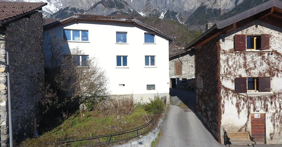 A saisir à Chamoson/VS, propriété composée de 3.5 parcelles, 1 maison et 1 grange