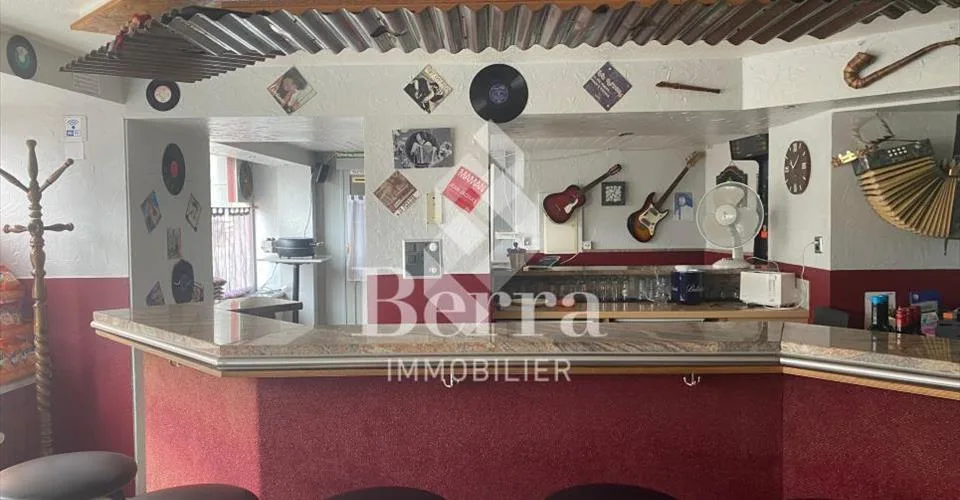 Immeuble mixte avec café-bar et appartements - au coeur du vieux village de Saxon