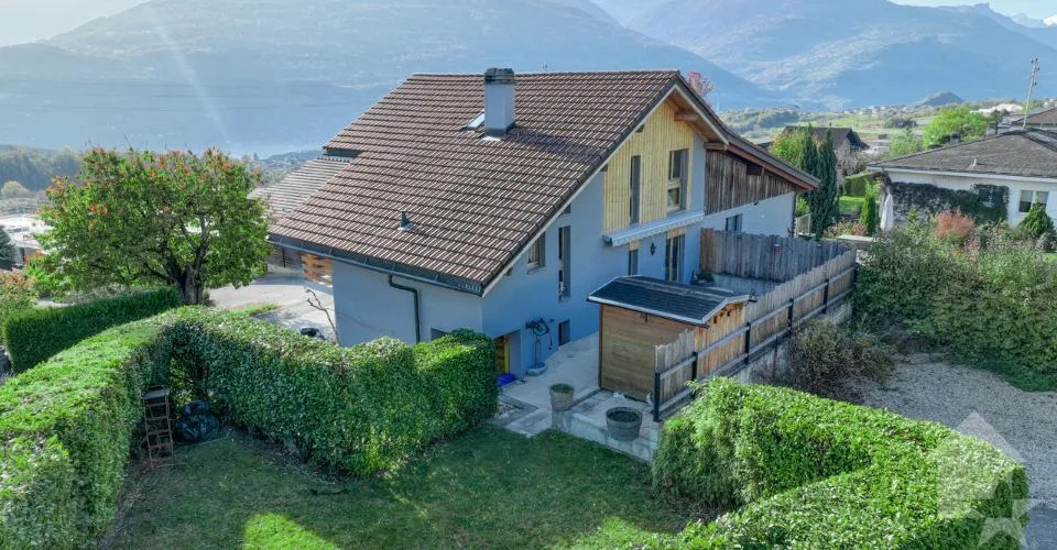 Spacieuse villa mitoyenne, belle vue, ensoleillée et calme
