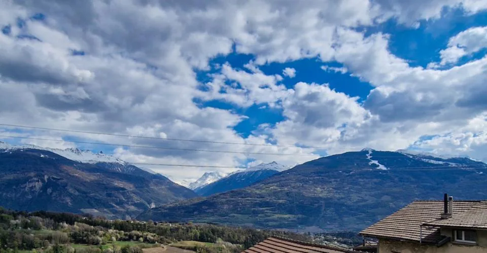 Spacieuse villa mitoyenne, belle vue, ensoleillée et calme