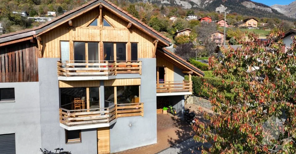 Spacieuse villa mitoyenne, belle vue, ensoleillée et calme
