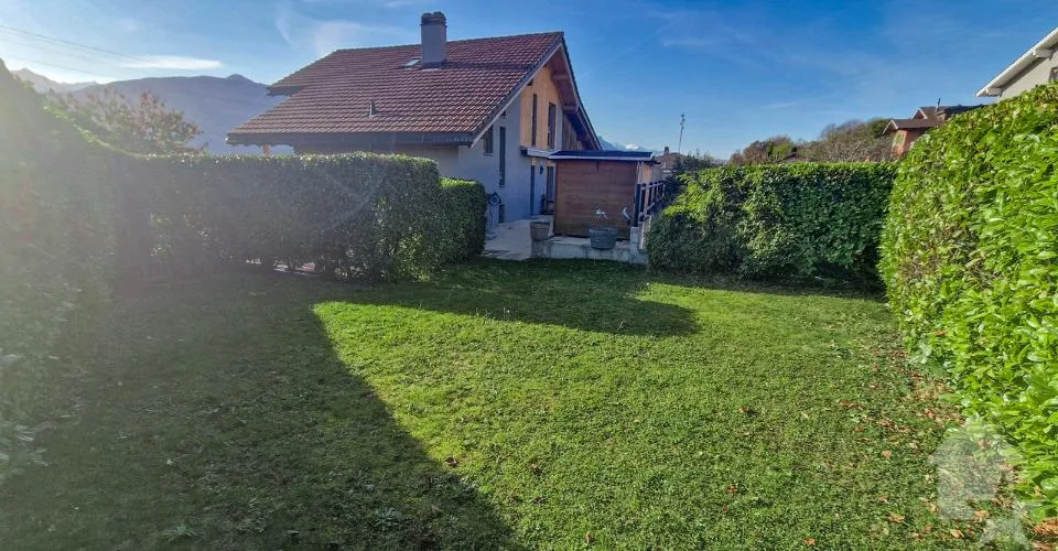 Spacieuse villa mitoyenne, belle vue, ensoleillée et calme