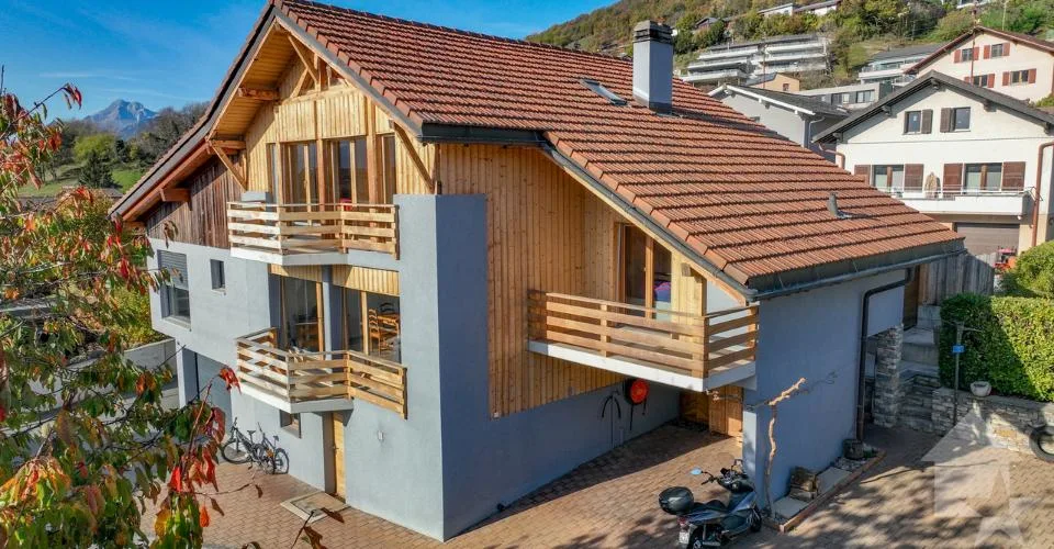 Spacieuse villa mitoyenne, belle vue, ensoleillée et calme