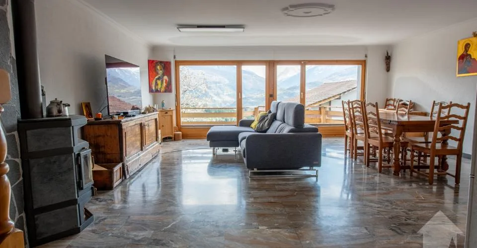 Spacieuse villa mitoyenne, belle vue, ensoleillée et calme