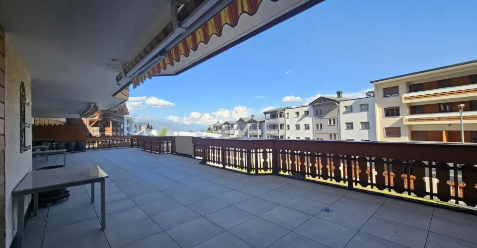 2 appartements adjacents et meublés, occupant tout un 1er étage avec terrasse au centre de Montana