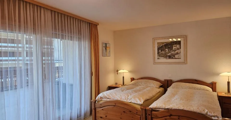 2 appartements adjacents et meublés, occupant tout un 1er étage avec terrasse au centre de Montana
