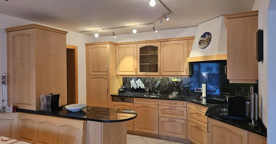 2 appartements adjacents et meublés, occupant tout un 1er étage avec terrasse au centre de Montana