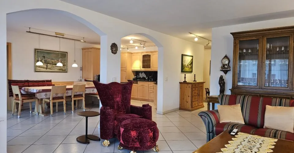 2 appartements adjacents et meublés, occupant tout un 1er étage avec terrasse au centre de Montana