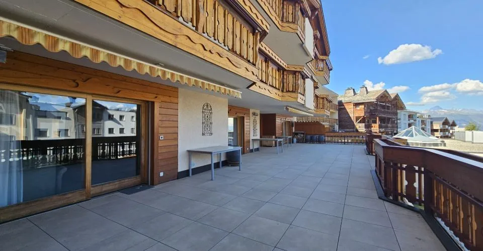 2 appartements adjacents et meublés, occupant tout un 1er étage avec terrasse au centre de Montana