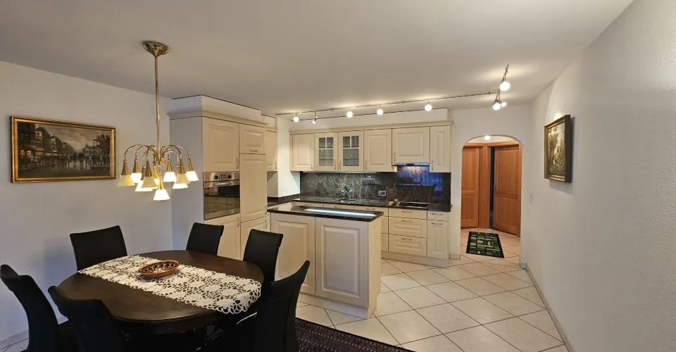 2 appartements adjacents et meublés, occupant tout un 1er étage avec terrasse au centre de Montana