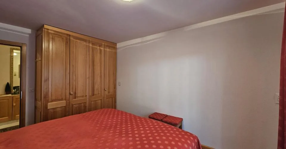 2 appartements adjacents et meublés, occupant tout un 1er étage avec terrasse au centre de Montana