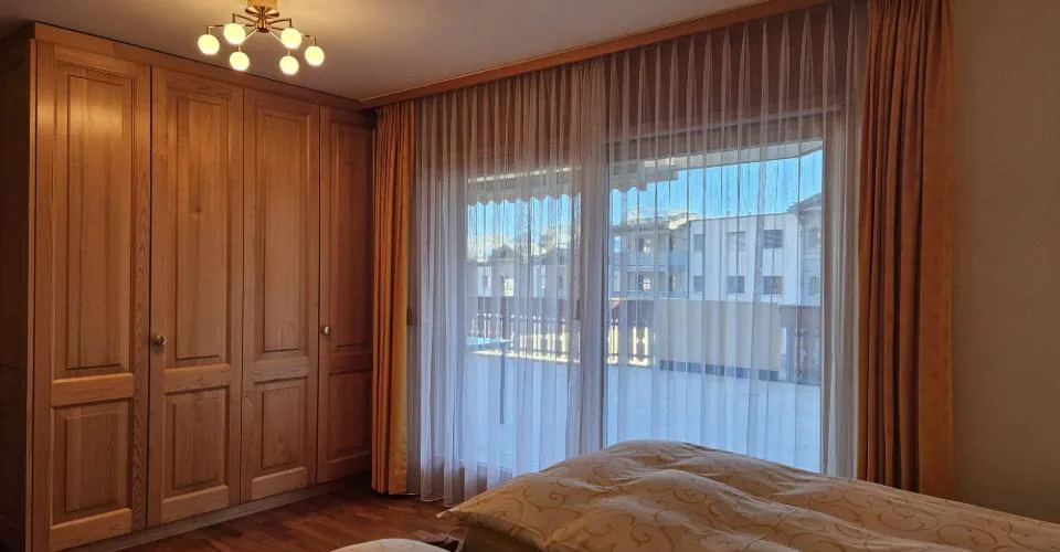 2 appartements adjacents et meublés, occupant tout un 1er étage avec terrasse au centre de Montana