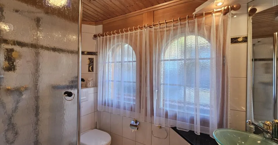 2 appartements adjacents et meublés, occupant tout un 1er étage avec terrasse au centre de Montana