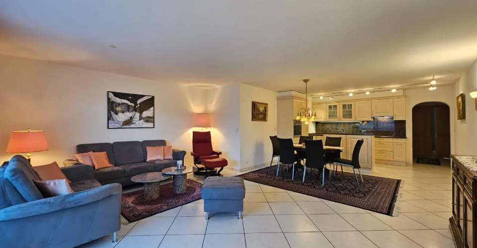 2 appartements adjacents et meublés, occupant tout un 1er étage avec terrasse au centre de Montana