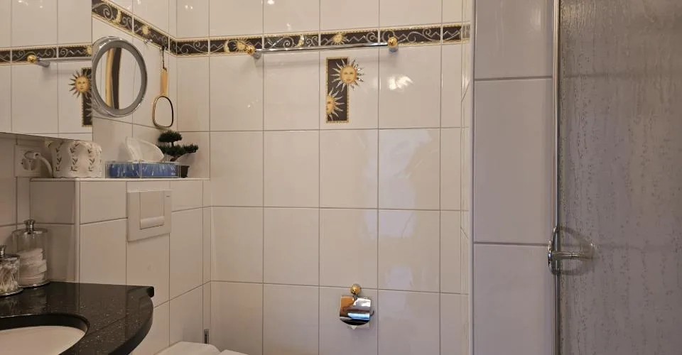 2 appartements adjacents et meublés, occupant tout un 1er étage avec terrasse au centre de Montana