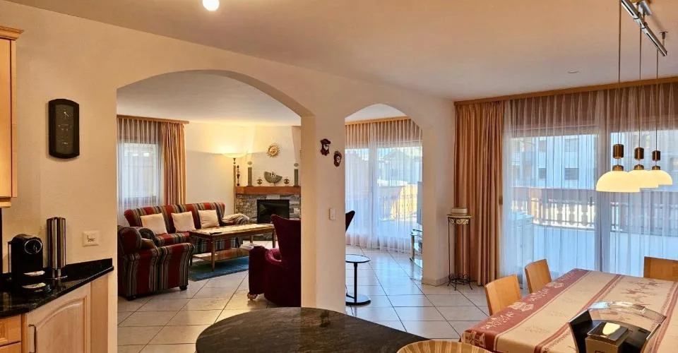 2 appartements adjacents et meublés, occupant tout un 1er étage avec terrasse au centre de Montana