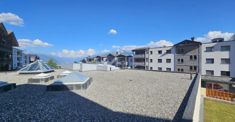 2 appartements adjacents et meublés, occupant tout un 1er étage avec terrasse au centre de Montana