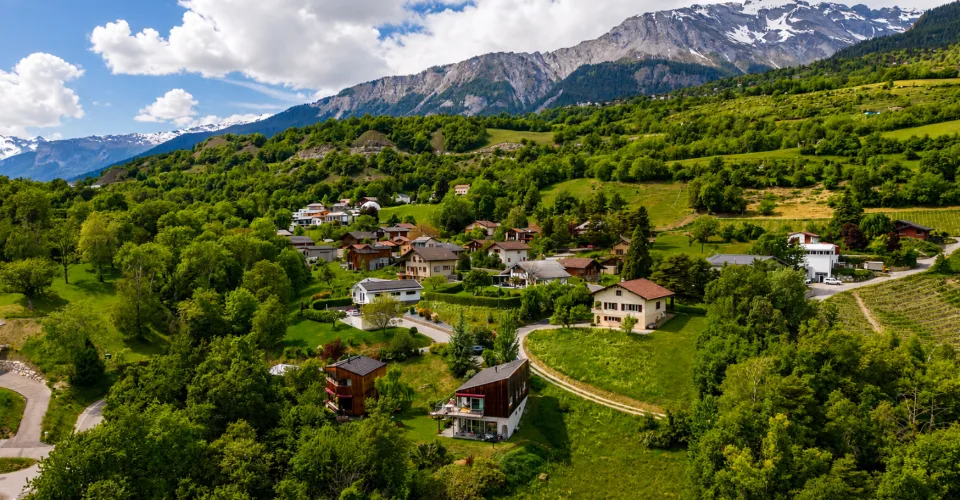 Deux maisons d'architecte dans un écrin naturel préservé à Ayent