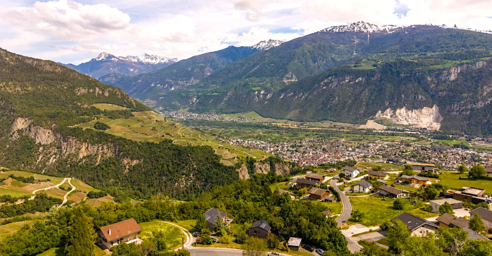 Deux maisons d'architecte dans un écrin naturel préservé à Ayent
