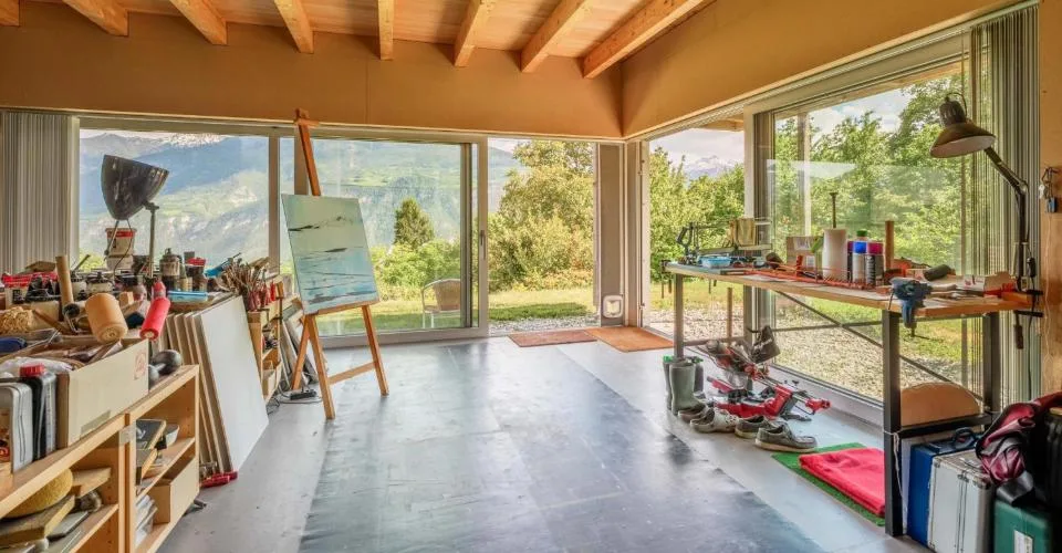 Deux maisons d'architecte dans un écrin naturel préservé à Ayent