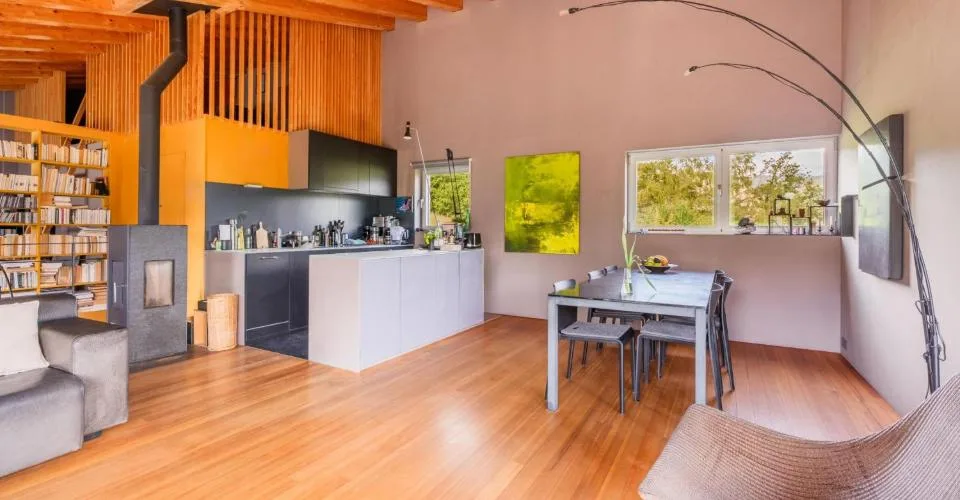 Deux maisons d'architecte dans un écrin naturel préservé à Ayent