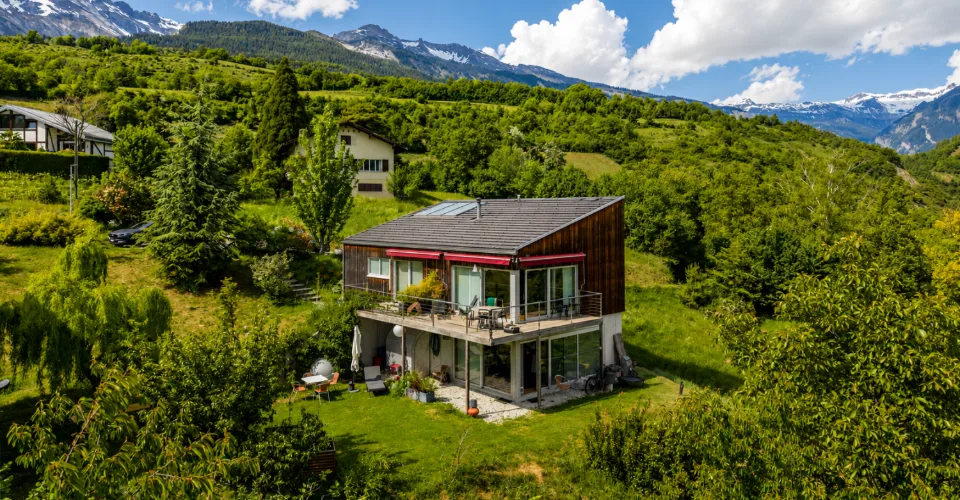 Deux maisons d'architecte dans un écrin naturel préservé à Ayent