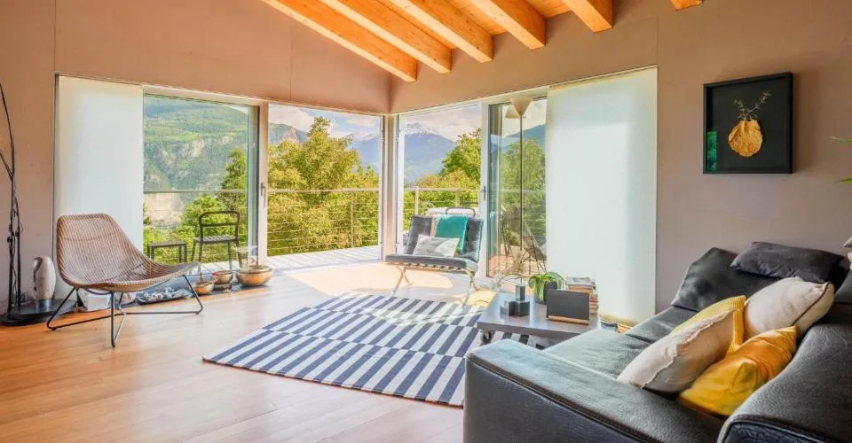 Deux maisons d'architecte dans un écrin naturel préservé à Ayent