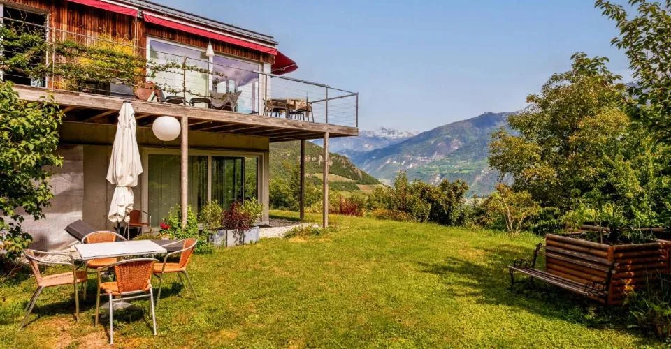 Deux maisons d'architecte dans un écrin naturel préservé à Ayent