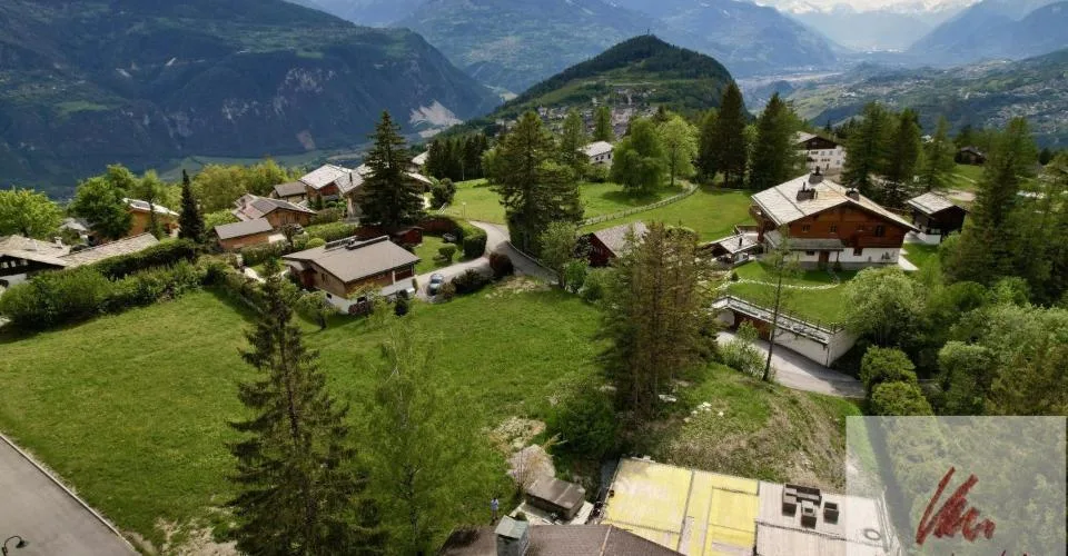 Magnifique opportunité dans un quartier résidentiel bucolique projet d'agrandissement d'un luxueux chalet entre Lens et Crans